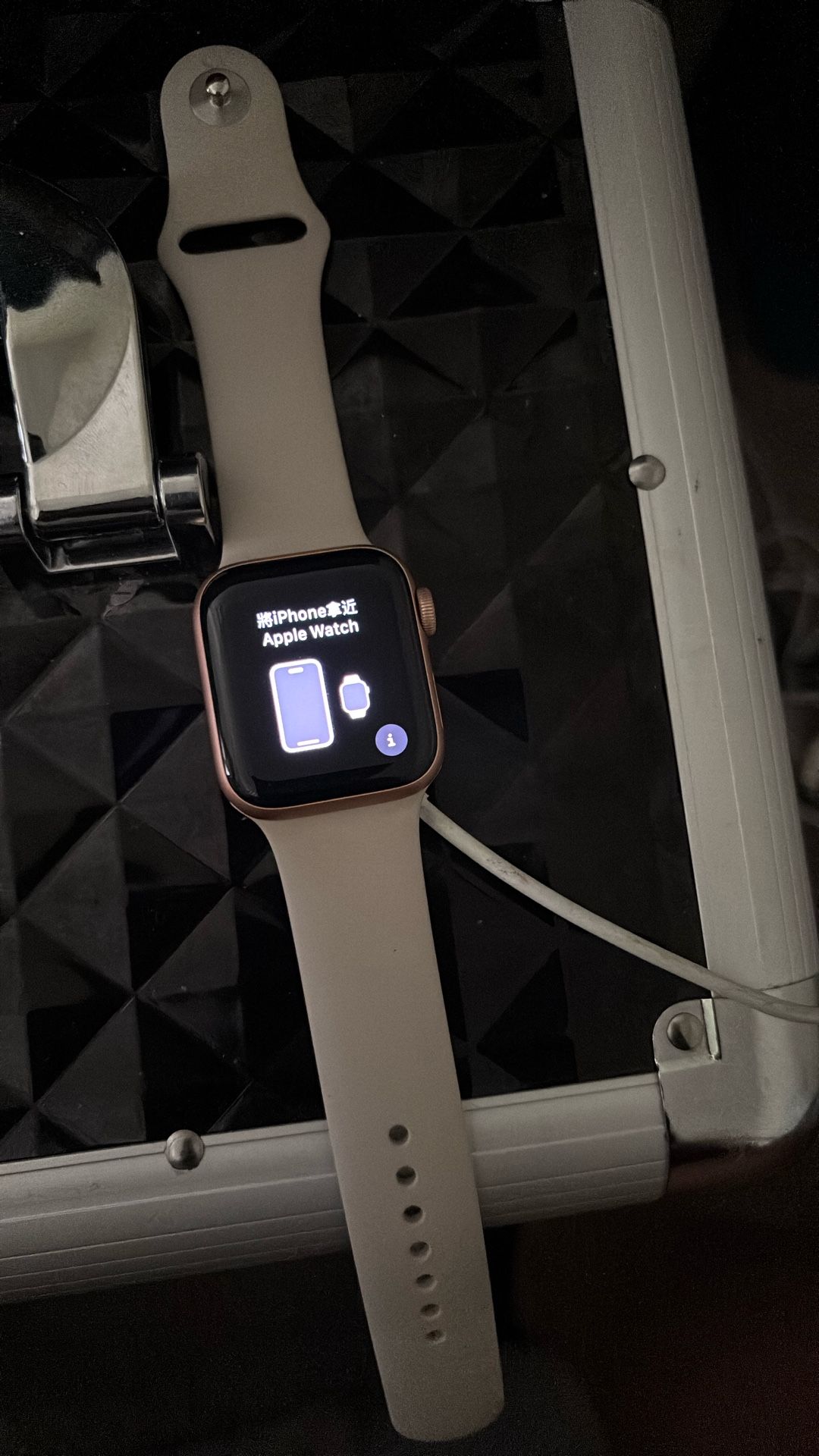 Apple Watch SE 40mm - Gold Aluminum Starlight Sport
