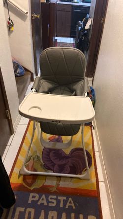 Hi Chair easy  fold  For Travel Price 15$. Pick Up.  E.  72.   and.  Grandview.  E.  Tacoma 