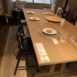 Sleek Dinning Table 