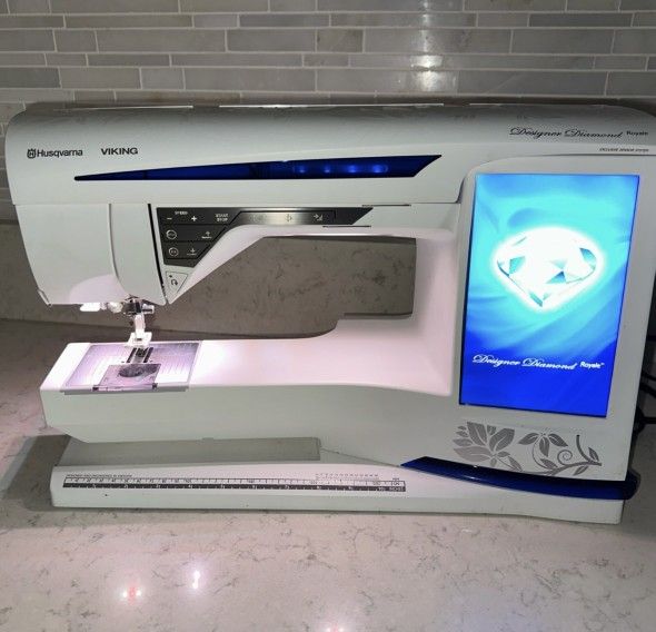Husqvarna Viking Designer Diamond Royale Sewing & Embroidery Machine