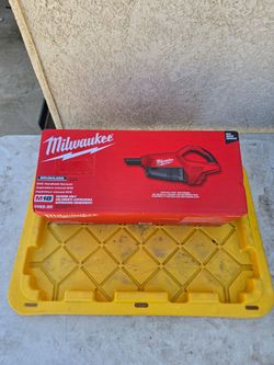 Milwaukee
M18 18-Volt Lithium-Ion Brushless Bagless Cordless HEPA Handheld Vacuum