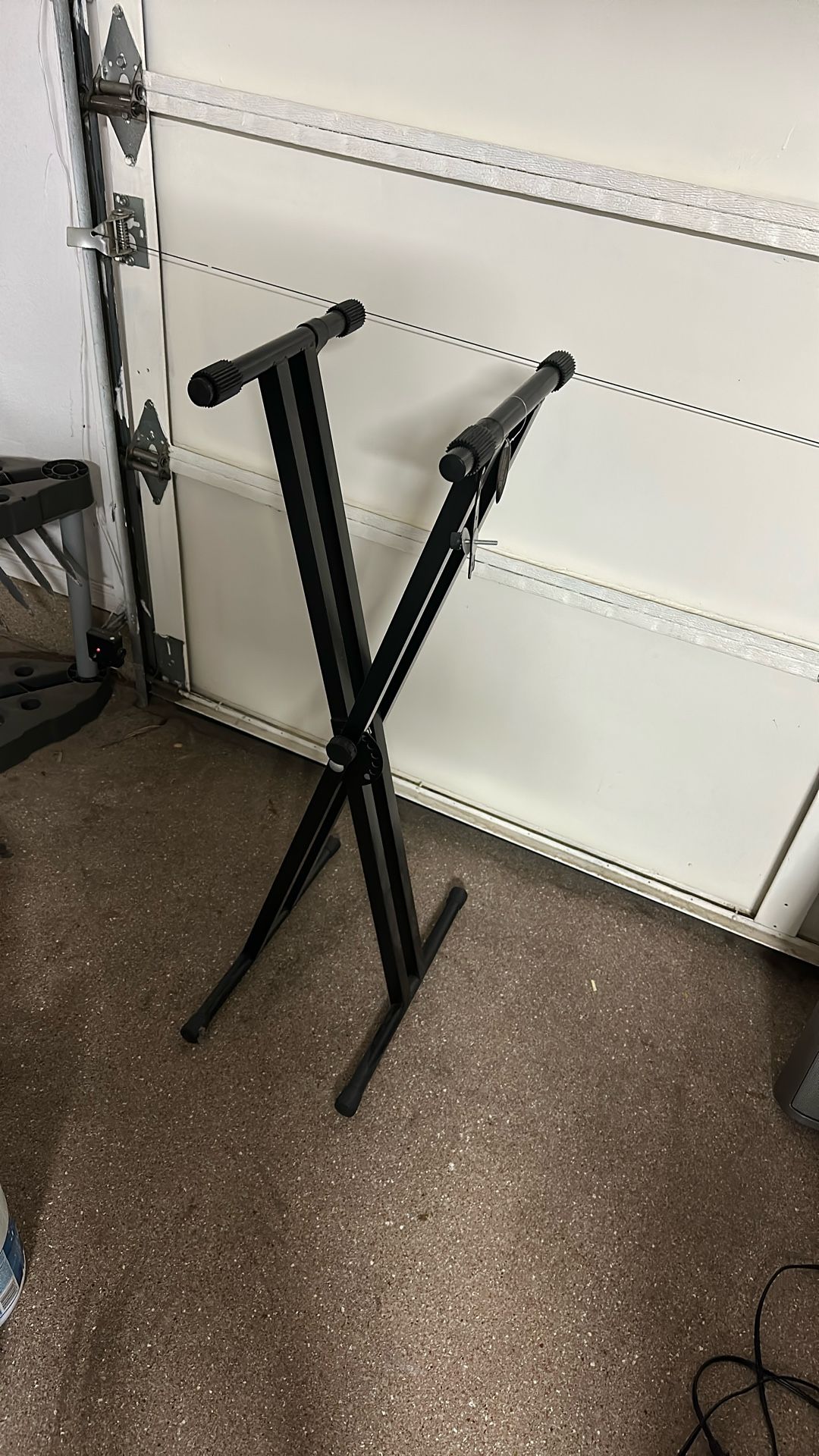 Black Keyboard piano Stand! In EXTREMELY Good Condition!