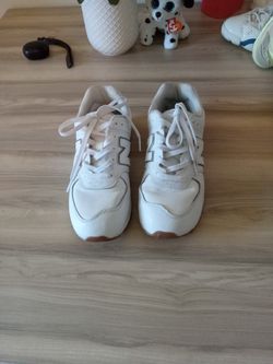 YOUTH New Balance Tennis Shoes