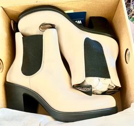 Brand New White/Pearl Blundstone Boots - Size 10