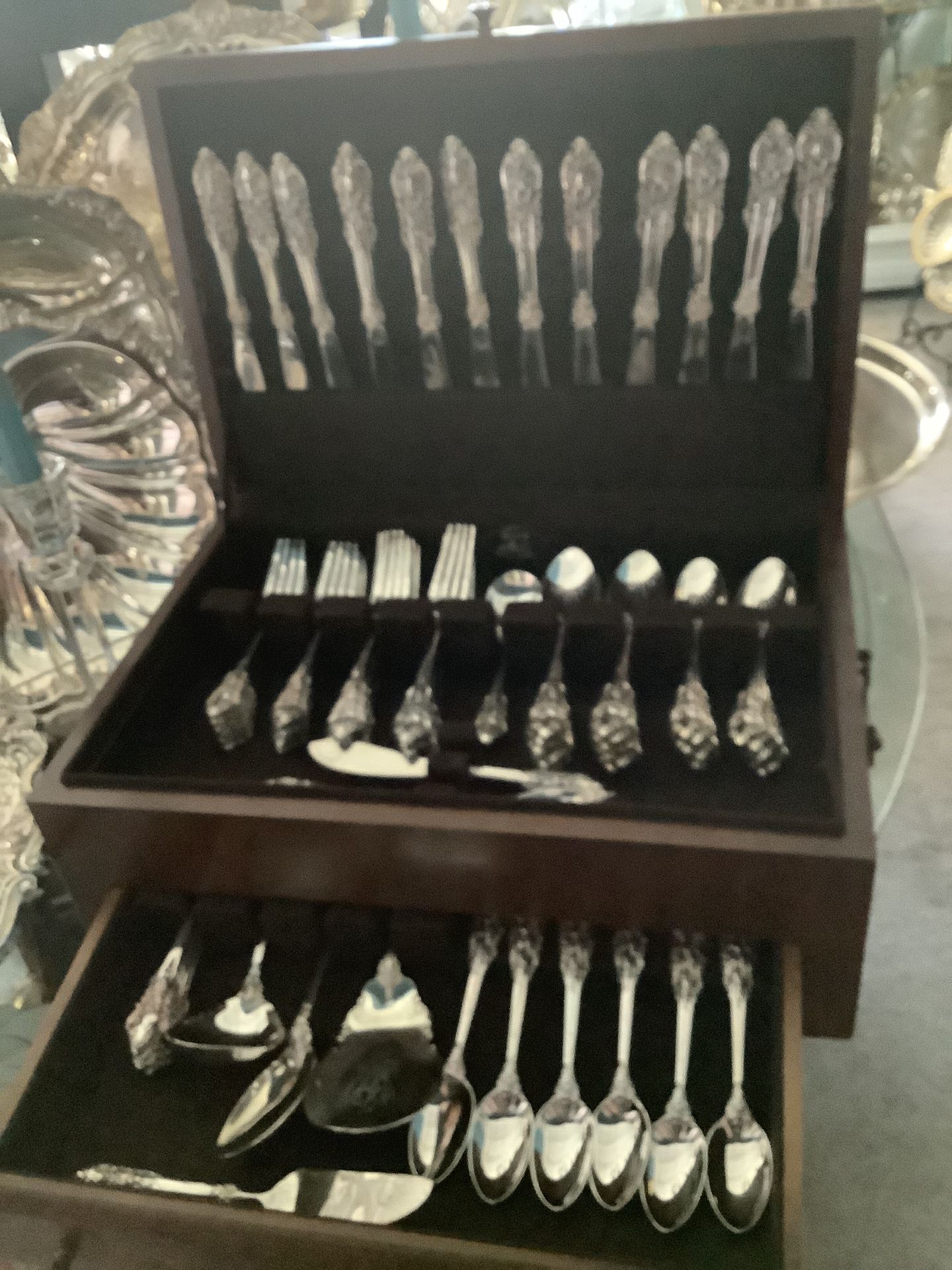 BAROQUE BY GODINGER 12 Placesettings 81 Pieces/SERVING PIECES