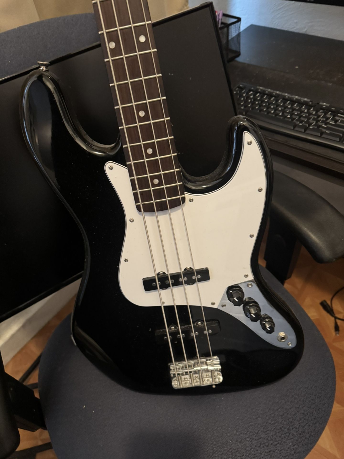 Bass Squier by Fender