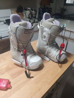 Women's Size 5 And 1/2 Burton Imprint 1 Snowboarding Boots In Great Condition C Description