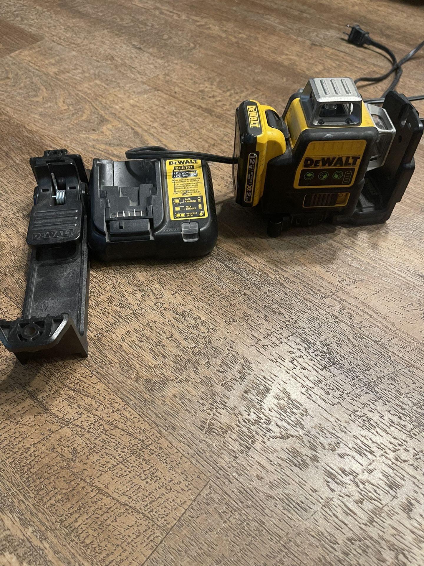 Leiser Dewalt