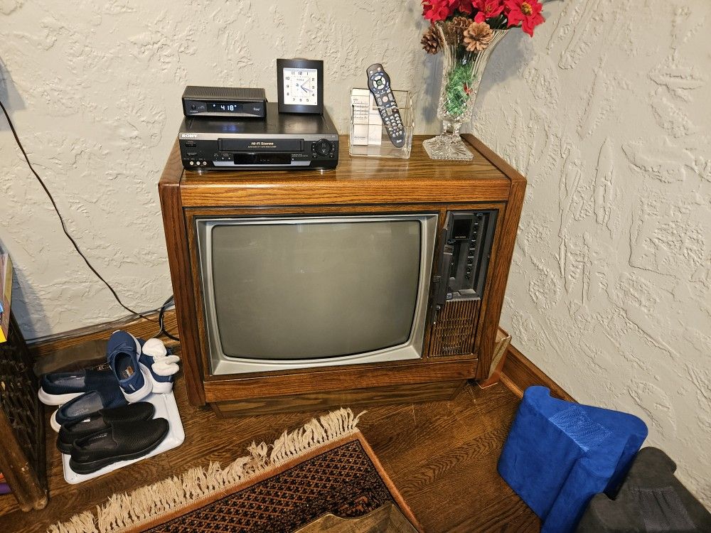 1970s TV Swivel Stand With TV And Remote