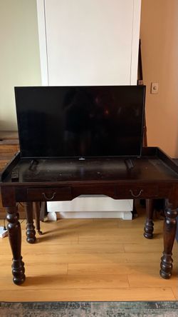 Roku 36in tv + wooden table