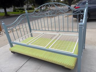 Twin trundle bed with mattress topper