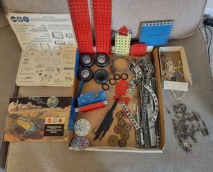 Erector Set 1963 Lunar Vehicle Landing. Lot of Parts and Pieces . Motor works.
