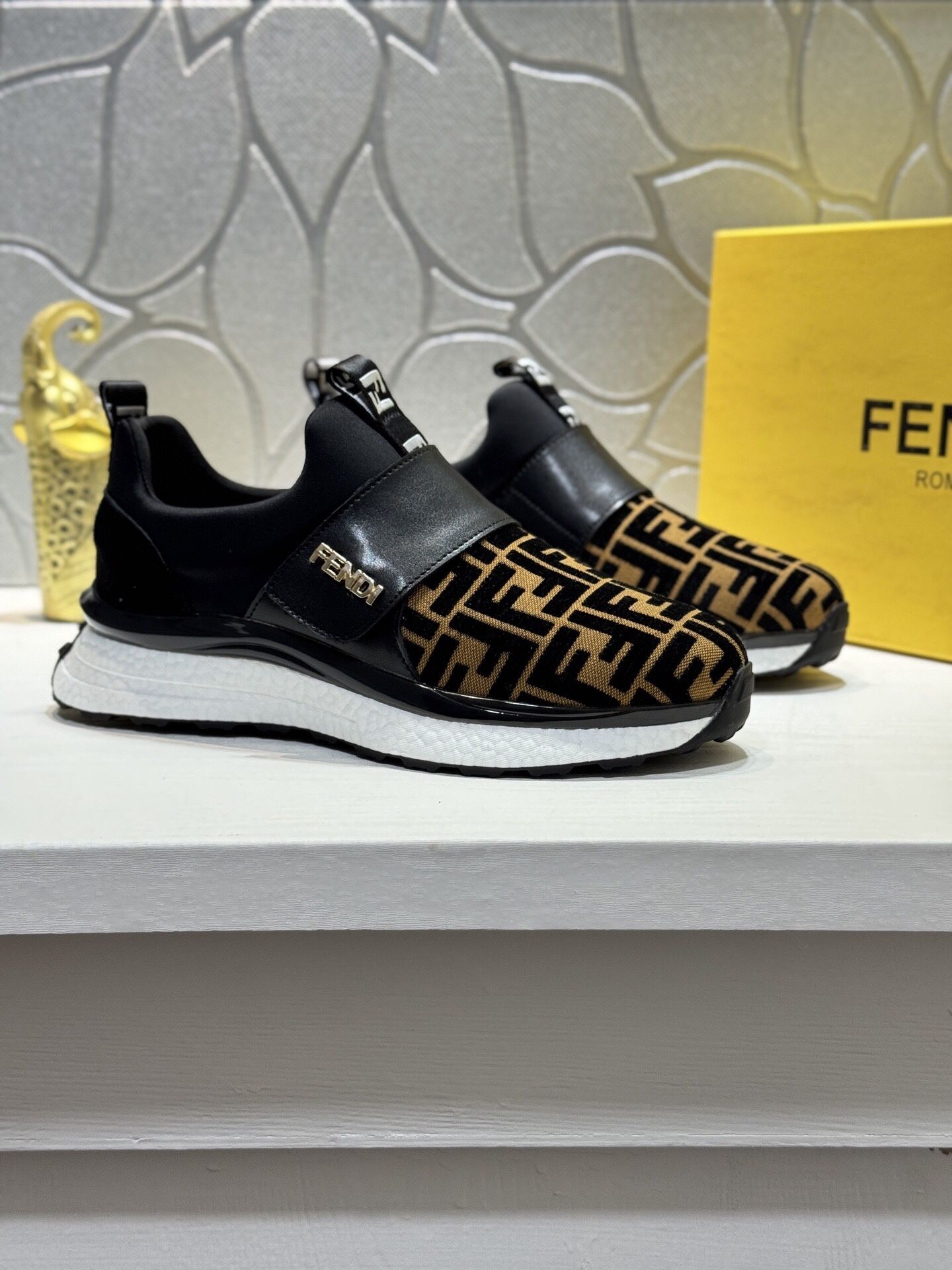 Fendi Men’s Sneaker With Box New