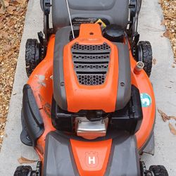 HUSQVARNA ALL  WHEEL  DRIVE BAGGER 