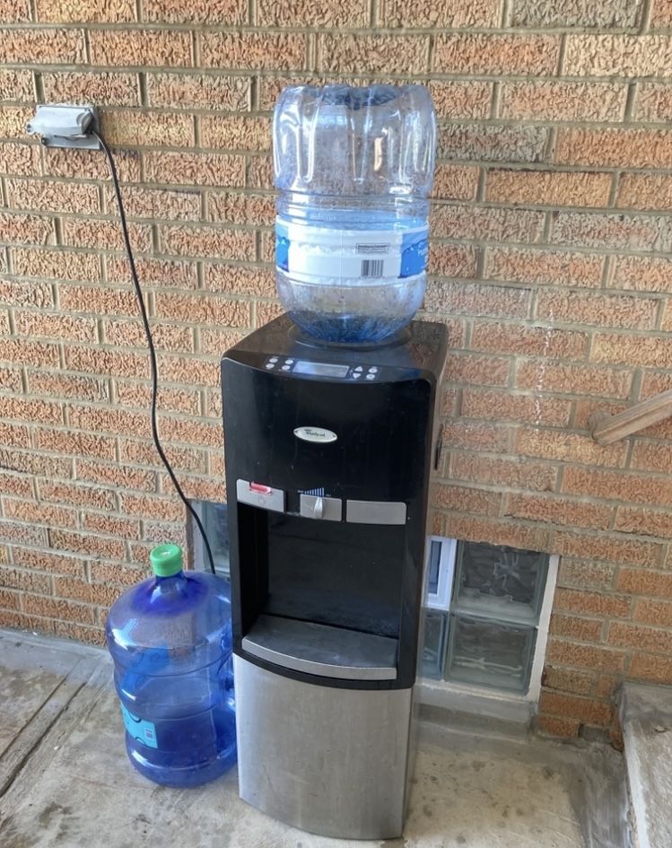 Whirlpool Water Dispenser with 2 water jugs