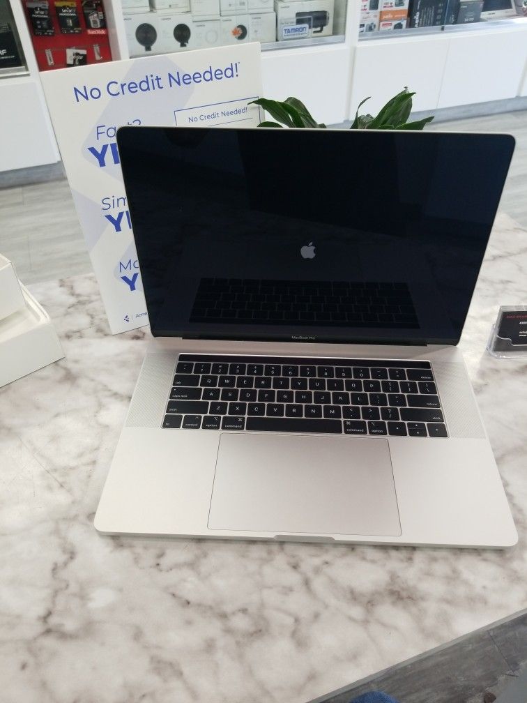 Macbook Pro 2018 i7 With 32GB RAM And 500 Ssd With Touchbar