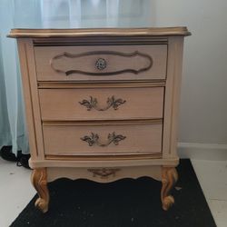 Dressers And Side Table 9 Pieces 