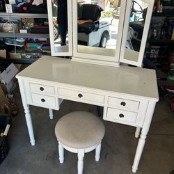 Girls wooden vanity