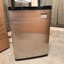 EUHOMY 2.1 Cu Ft Mini Upright Freezer – Works Great – Clean