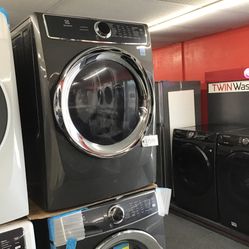 New Scratch And Dent Electrolux Front Load Washer And Dryer Set. 1 year Warranty 