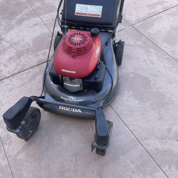 Lawnmower - Honda Self Propelled Lawn Mower - Zero Turn