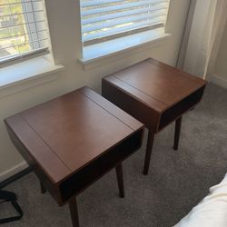 Set Of 2 Nightstands (wooden)