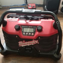MILWAUKEE CONSTRUCTION SITE RADIO,WITH AUXILIARY AND CHARGING PORT 