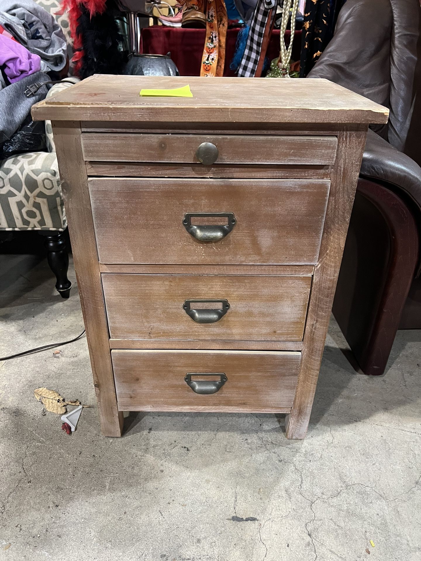 26”x18”x14” distressed 4 drawer end table p/u Jamison or Willow Grove Pa 