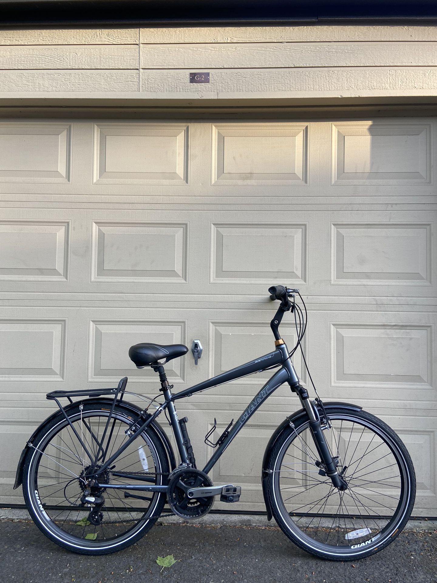Giant Sedona DX Hybrid Bike – 26” Wheels, 21-Speed, Medium Frame Commuter Bicycle