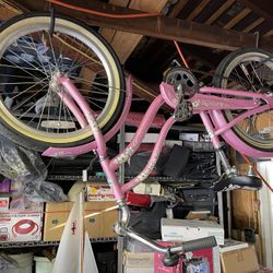 Teen Girls Bike In Like New Condition 