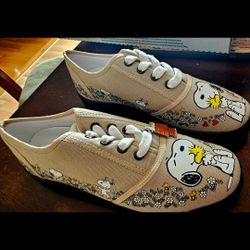 PEANUTS Snoopy sneakers New:The Bradford Exchange features: PEANUTS® friends and warm hugs of friendship with these stylish Happiness Is Friendship Wo