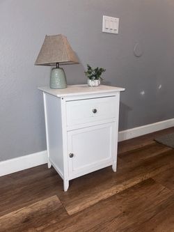 White Nightstand / Bedside Cabinet ā Drawer & Storage