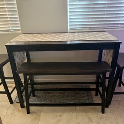 Kitchen table and bench/chairs 