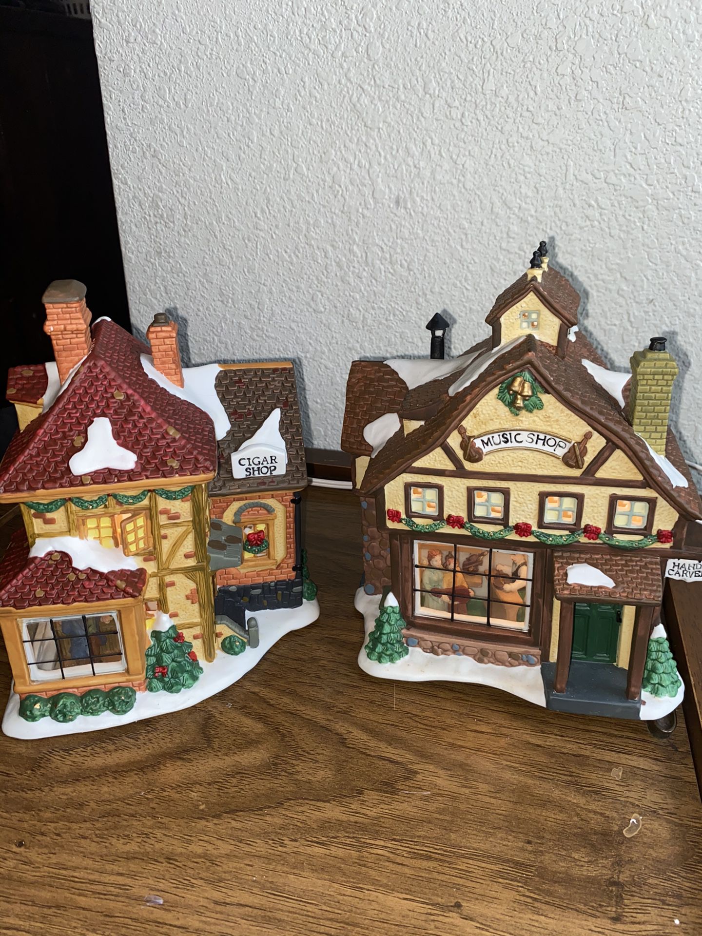 Christmas Town Light-Up Home Decorations (Music Shop and Cigar Shop)