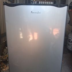 Mini fridge refrigerator