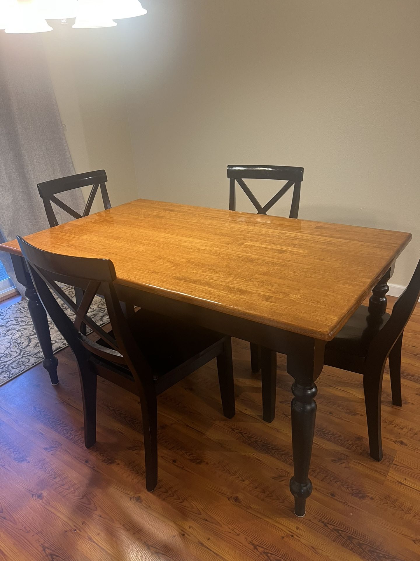 Dining/kitchen Table and 4 Chairs