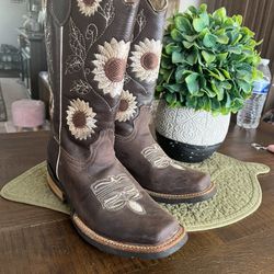Lady’s Leather/embroidered Cowboy Boots (size7)