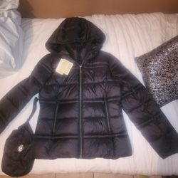 New Michael Kors jacket, size small (I only removed the tags 🏷️ includes dust bag)