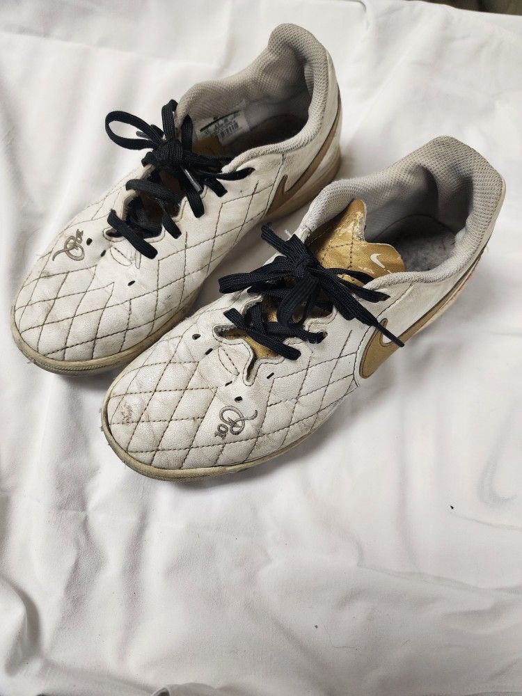 Nike Tiempo Legend Academy Ronaldinho Indoor Soccer Shoes White Youth Sz: 4