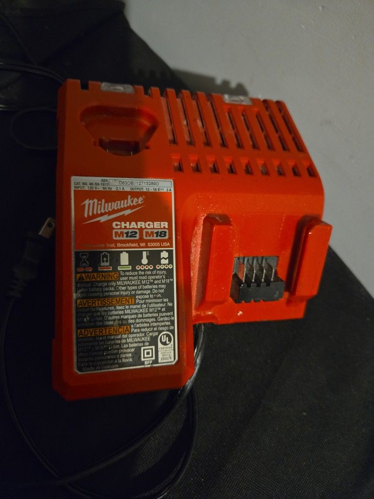 MILWAUKEE M18 CHARGER