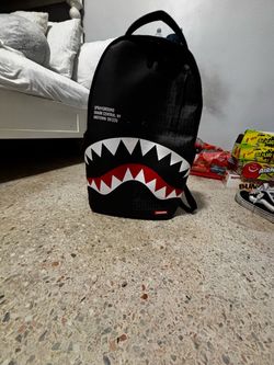 Sprayground comes with no tag