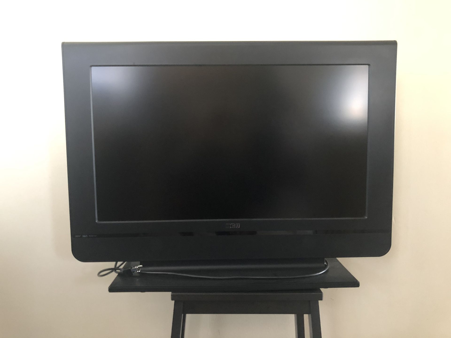 RCA 32” TV model L32WD22 w/ remote