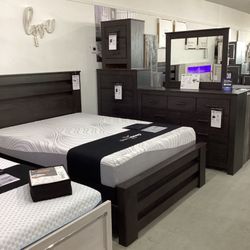 Brinxton 4pc Queen Panel Bed Set