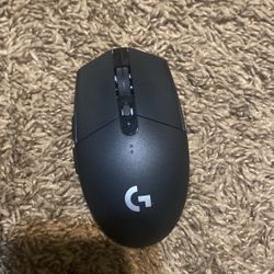 Logitech G305 WIRELESS mouse w/ Extra Batteries FREE