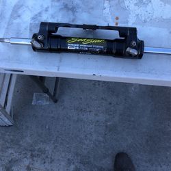 Hydraulic steering ram for an outboard