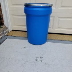 Barrels/Drums Removable Top 30Gallon/114L Like New, Clean.  Food grade, good for wine, cabbage, Rain Water/dust Collecting And More.  Multiple availab