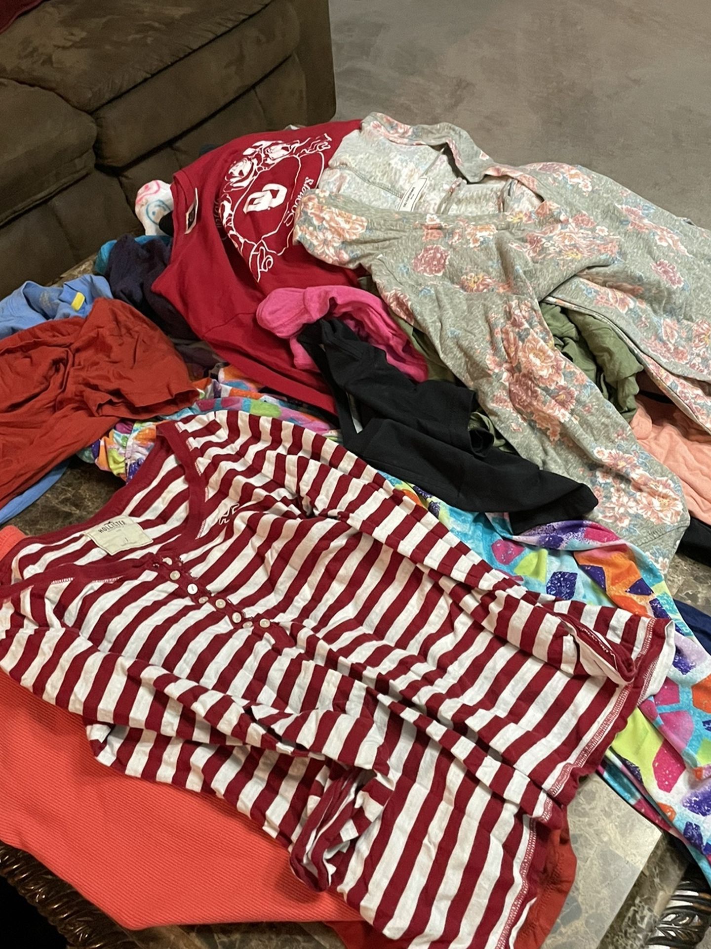 Huge Pile Of Girls Sized Tops (s,m,l) (31 Pieces Of Clothing)