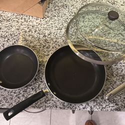 Kitchen Cookware: Used In Good Condition