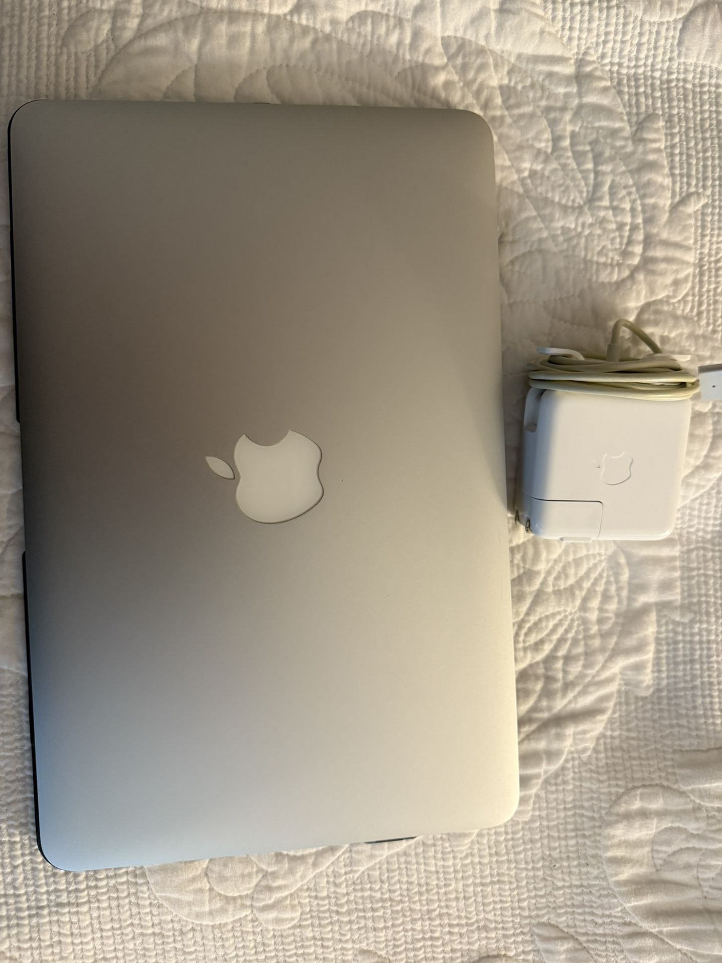 Apple MacBook Air Model A1465 EMC 2631