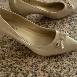 Woman's size 8 Pumps $10 Yonkers 10710